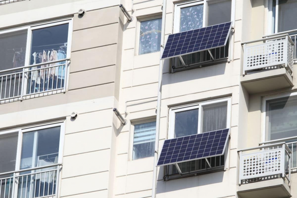 Balkon güneş paneli ile evde cihaz çalıştırma